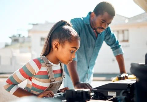 Black man, car problem and teaching child mechanic repair to fix family vehicle Foto stock