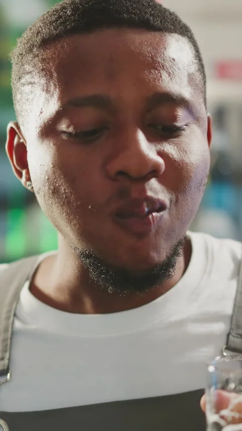 Black man degustates beer in pub closeup Vidéo 309065156