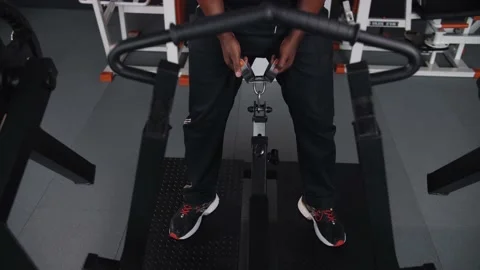 Black man doing leg workout in gym.Athlete training in gym machine doing squats Stock Footage 225715522