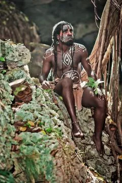 Black man with dreadlocks in the image of the Taino Indian in his habitat Foto stock
