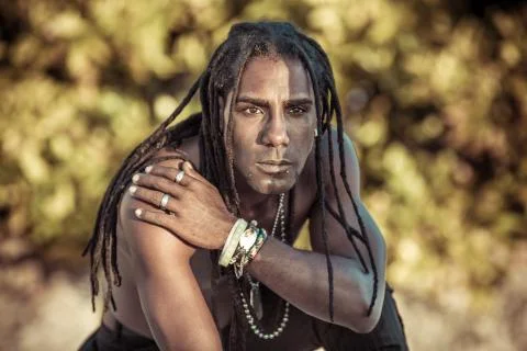 Black man with dreadlocks swears Foto stock