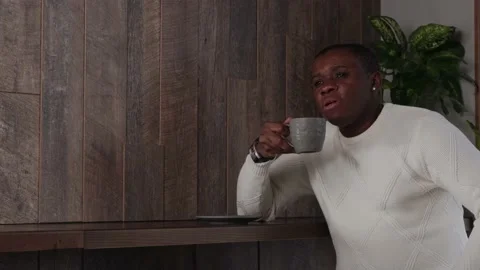 Black man drinking tea in a cafe Vidéo 171180145