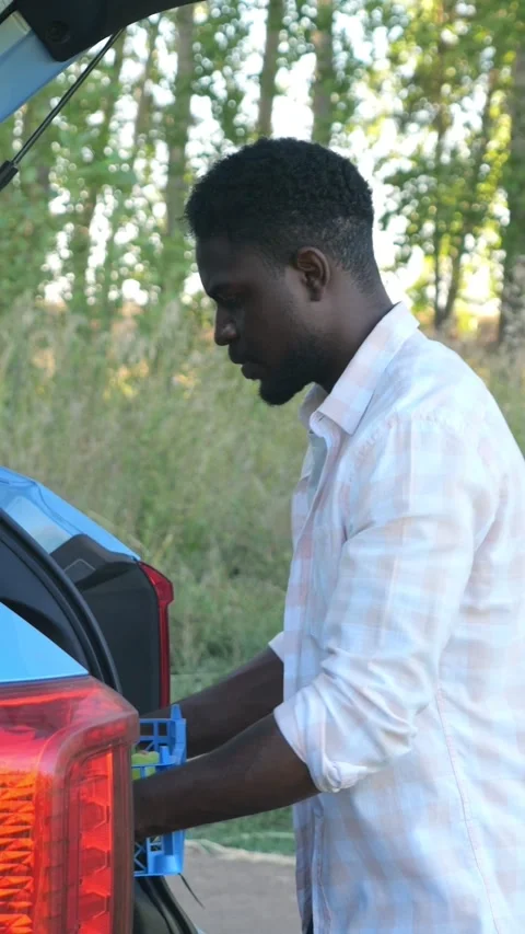 Black Man Loading Crate Of Tomatoes Into Trunk, Packing Fresh Red Produce For 스톡 동영상 334611251