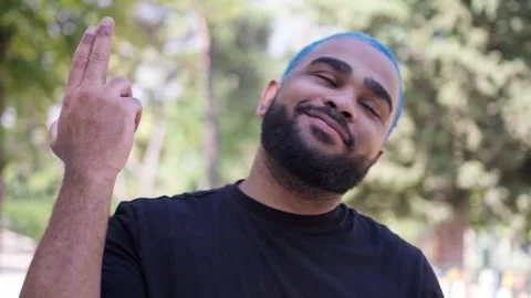 Black man making gun hand gesture at his head 스톡 동영상 287487544