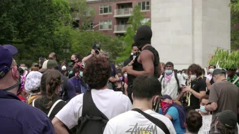 Black man in mask speaking to crowd peaceful protest rally Washington Square NYC Vídeos de archivo 132146919