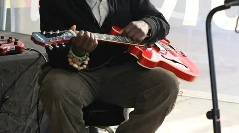 Black man playing guitar Vídeos de archivo 457358