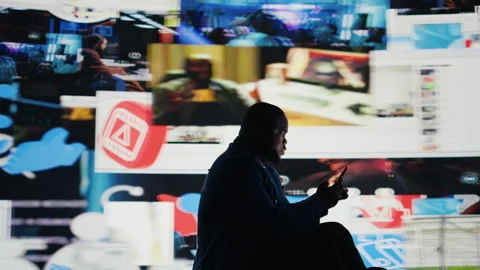 Black man portraying the harmful effects of excessive social media interaction Vídeos de archivo 312414316