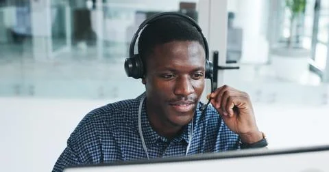 Black man, reading and computer with mic at call centre for customer service Fotos de archivo