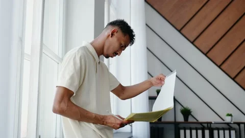 Black man reading a document and talking with a colleague in a fancy office Vídeo Stock 235859723