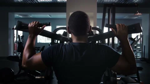 Black man training back muscle doing pulls weight exercise in a gym.Athlete do Stock Footage 225717454