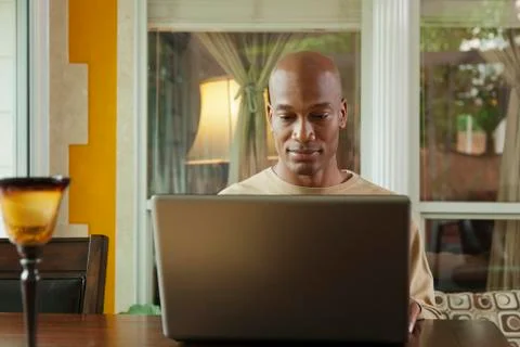 Black man using laptop 库存照片