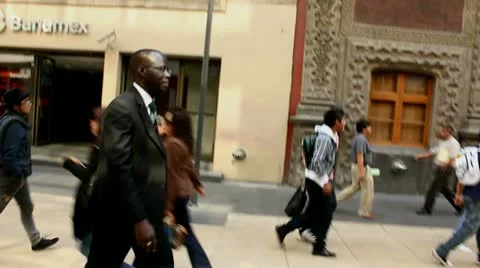 Black man walking. 库存影片 11168754