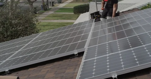 Black man working on solar panels 스톡 동영상 127209609