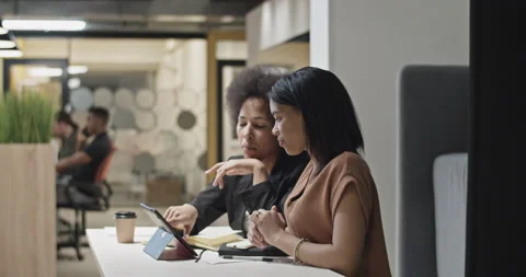 Black managers discussing data on tablet 스톡 동영상 195217944
