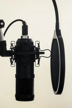 Black microphone, with copy space to the right Stock-Fotos