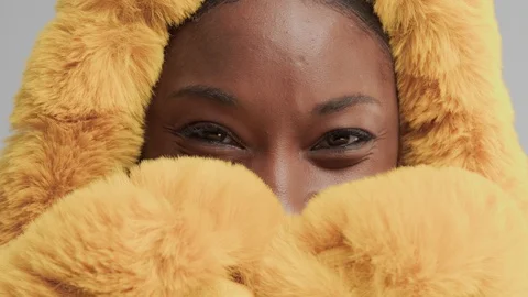 Black mixed race model in studio wear yellow outwear bright outumn look Vídeo Stock 101198840