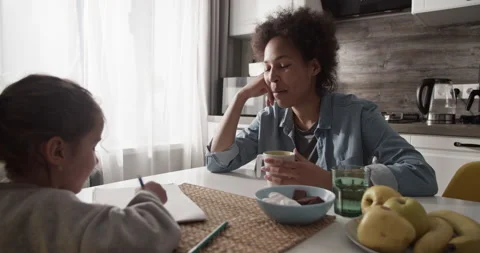 Black mom teach kid to draw in kitchen 스톡 동영상 200930791
