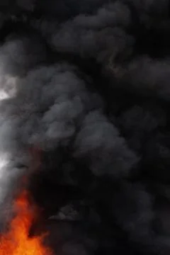 Black motion clouds of strong red fire smoke covered sky Foto stock