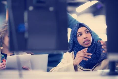 Black muslim female software developer at work Foto stock