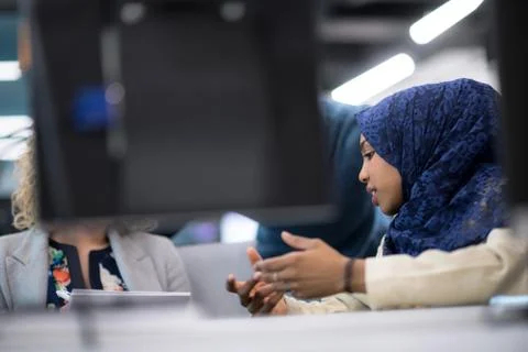 Black muslim female software developer at work Foto stock