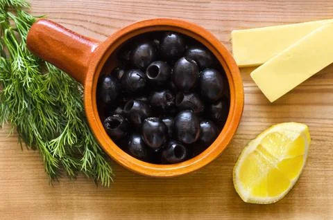 Black olives in a Cup on the table 스톡 사진