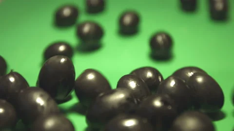 Black olives on green background. Видео 102048992