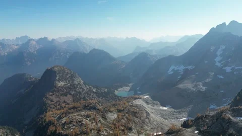 Black Peak hovering above wing lake in the north cascades 2 Vídeos de archivo 332378221