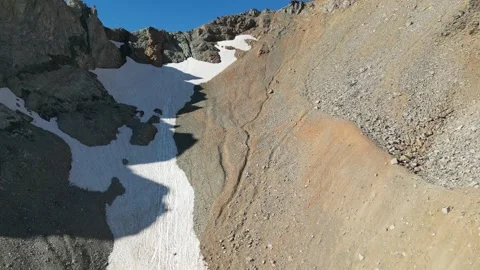 Black Peak hovering above wing lake in the north cascades  Vídeos de archivo 332378316