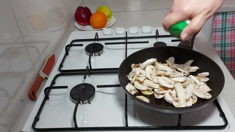 Black Pepper Magic: Elevating Mushrooms Simply 스톡 동영상 304735845