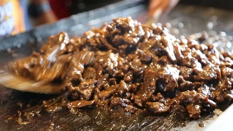Black pepper meat cooked on flat pan hand held shot Stock Footage 123726180