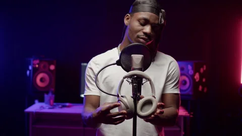 Black performer prepares for recording self-written rap in high-tech studio Vídeos de archivo 243519016