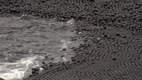 Black plastic balls in water to help protect it against dust and evaporation Video stock 99050711