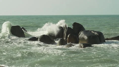 Black pointed rocks and ocean waves Vídeo Stock 331282173