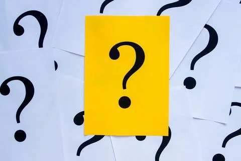 Black question marks on the colored papers 库存照片