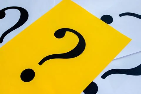 Black question marks on the colored papers 库存照片