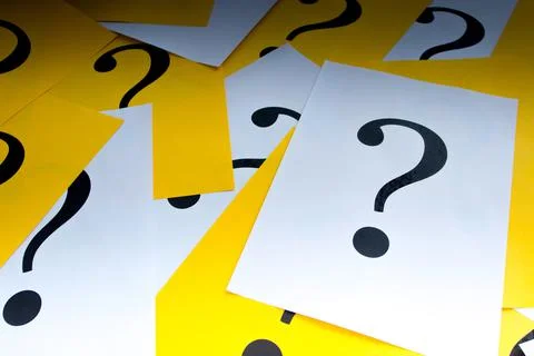 Black question marks on the colored papers Foto stock