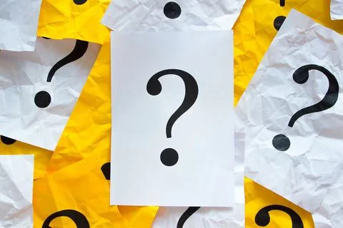 Black question marks on the colored papers Stock-Fotos