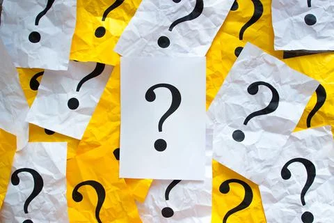 Black question marks on the colored papers 库存照片