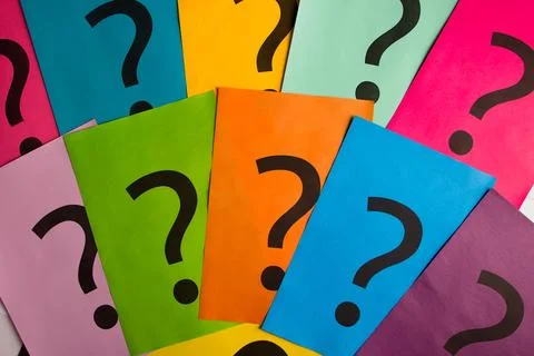 Black question marks on the colored papers Stock-Fotos