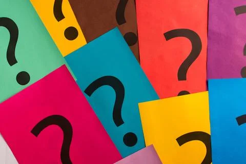 Black question marks on the colored papers Foto stock