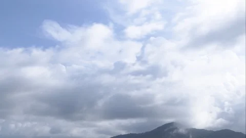Black rain clouds float through the top of the mountain. Vidéo 107814149