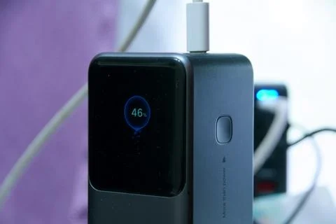 Black rectangular electronic device displays "46" on a screen Fotos Stock