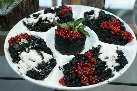 Black risotto with currants Foto stock