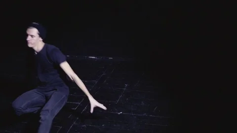 Black room guy dancing break on the wooden floor Vídeo Stock 82546351