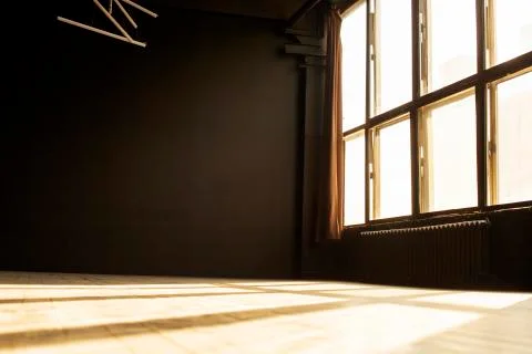 A black room with large Windows Foto stock