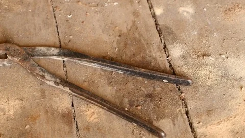 Black rusty hand pliers 動画素材 88918737