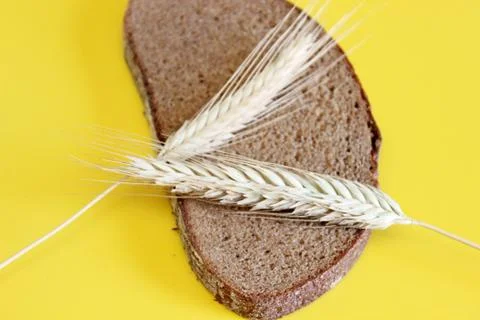 Black rye bread spikes rye Foto stock