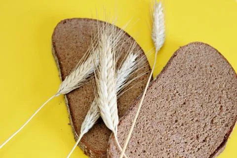 Black rye bread spikes rye Foto stock