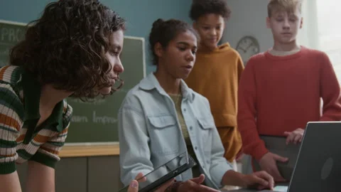 Black Schoolgirl Explaining Coding Project to Classmates Video stock 318713015