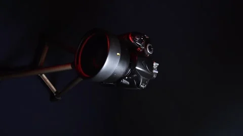 Black SLR camera on a tripod Vidéo 302340366